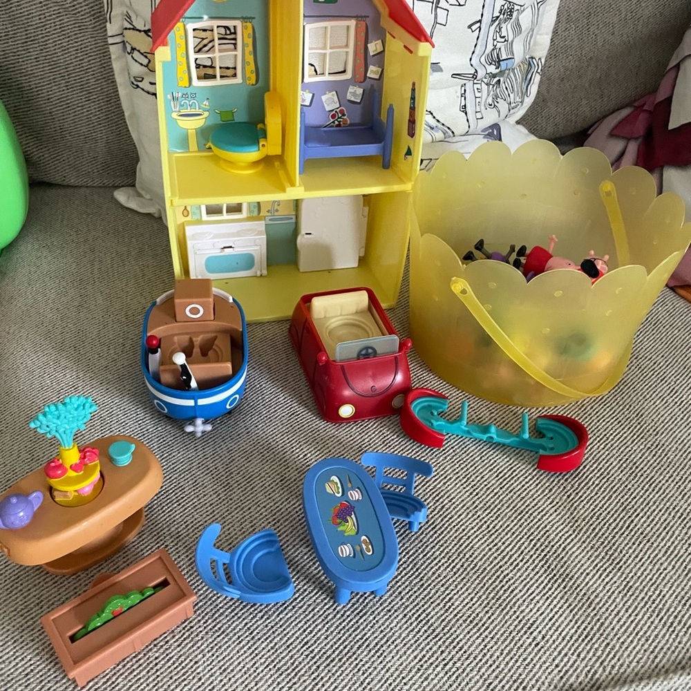 Peppa Pig Colorful Playhouse and Vehicle Set for Kids - Picture 3 of 11